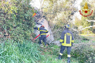 Tolentino - Cisterna carica di liquami si ribalta vicino l’Abbadia di Fiastra